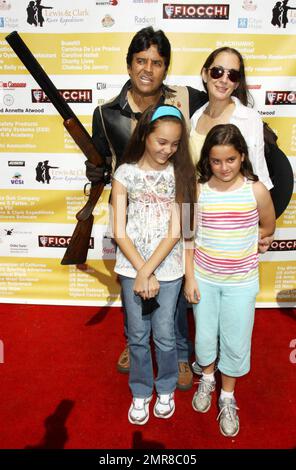 L'acteur Erik Estrada, la femme Nanette Mirkovich, la fille Francesca (L) arrive à la célébrité hollywoodienne 2010 Sporting Clays Invitational tenue à Triple B Clays Shotgun Sporting Park. L'événement, un jeu de disques d'argile de tir, les avantages de l'être le registre de moelle de match ville de l'espoir. Los Angeles, Californie. 10/09/10. Banque D'Images