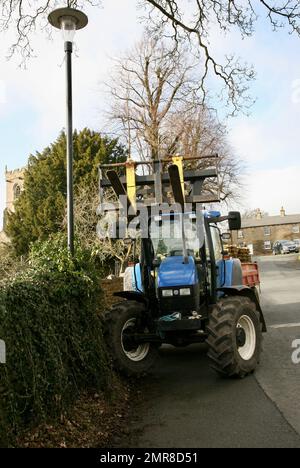 Un gros tracteur stationné au centre du village, Downham, Lancashire, Royaume-Uni, Europe Banque D'Images