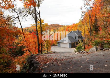 Country Chalet, région des Laurentides, province de Québec, Canada, Amérique du Nord Banque D'Images