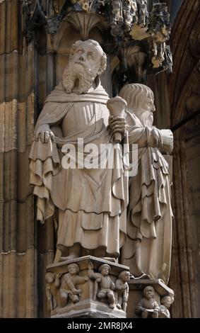 Cathédrale d'Ulm, patrons de l'église Anthony et Jean-Baptiste sur le pilier libre nord du portail ouest, portail principal, sculptures, figures de pierre, wes Banque D'Images