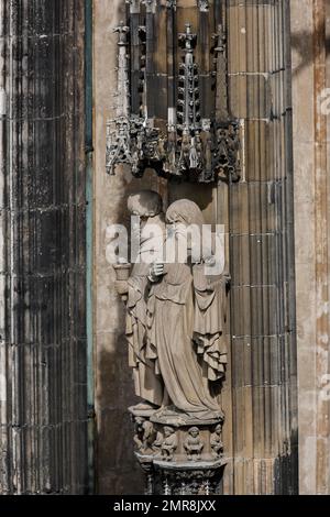 Cathédrale d'Ulm, patrons de l'église Anthony et Jean-Baptiste sur le pilier libre nord du portail ouest, portail principal, sculptures, figures de pierre, wes Banque D'Images