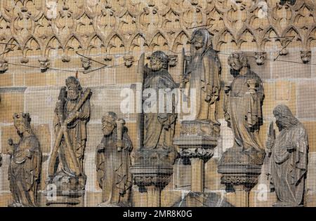 Ulm Minster, décoration figurale sur le portail ouest, portail principal, figures de pierre, détails, Ulm, Bade-Wurtemberg, Allemagne, Europe Banque D'Images