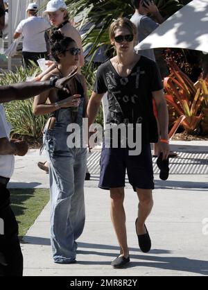 Vanessa Hudgens et son petit ami Austin Butler font une promenade au bord de la piscine avant de partir pour le déjeuner. Les oiseaux amoureux sont en ville pour célébrer la Saint-Sylvestre. Vanessa portait un maillot de bain noir crocheté sous une paire de salopettes en denim. Miami Beach, Floride. 29th décembre 2011. Banque D'Images