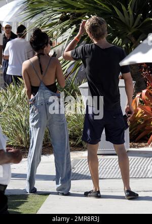 Vanessa Hudgens et son petit ami Austin Butler font une promenade au bord de la piscine avant de partir pour le déjeuner. Les oiseaux amoureux sont en ville pour célébrer la Saint-Sylvestre. Vanessa portait un maillot de bain noir crocheté sous une paire de salopettes en denim. Miami Beach, Floride. 29th décembre 2011. Banque D'Images