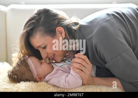 Mère avec fille, bébé, enfant, fille, 5 mois, Bade-Wurtemberg, Allemagne, Europe Banque D'Images