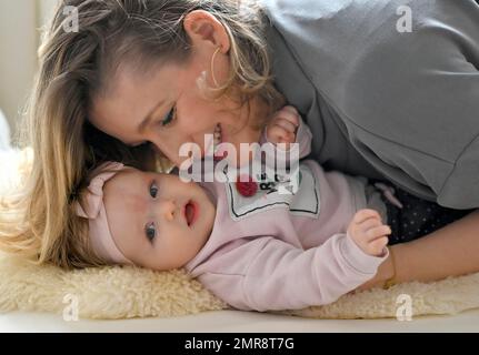 Mère avec fille, bébé, enfant, fille, 5 mois, Bade-Wurtemberg, Allemagne, Europe Banque D'Images