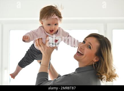 Mère avec fille, bébé, enfant, fille, 5 mois, Bade-Wurtemberg, Allemagne, Europe Banque D'Images