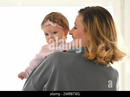 Mère avec fille, bébé, enfant, fille, 5 mois, Bade-Wurtemberg, Allemagne, Europe Banque D'Images