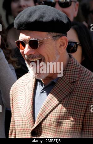 Les acteurs William H. Macy et Felicity Huffman reçoivent leurs stars côte à côte sur le Hollywood Walk of Fame lors d'une rare cérémonie de double dévoilement. Le couple marié heureux a été introduit par le producteur Aaron Sorkin et l'écrivain David Mamet. Ils ont également été rejoints par les costars de Huffman, Vanessa Williams et Marcia Cross, ainsi que par l'actrice Shanola Hampton. Hollywood, CA 7th février 2012. Banque D'Images