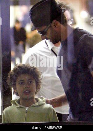 Hugh Jackman et son fils Oscar Maximillian arrivent à l'aéroport international de Los Angeles après un vol de New York. Les deux sont accueillis par leur chauffeur qui salue chacun chaleureusement avec un câlin. Los Angeles, CA, 6/5/09. . Banque D'Images