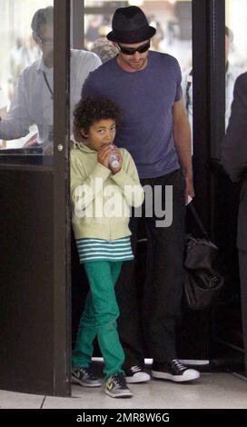 Hugh Jackman et son fils Oscar Maximillian arrivent à l'aéroport international de Los Angeles après un vol de New York. Les deux sont accueillis par leur chauffeur qui salue chacun chaleureusement avec un câlin. Los Angeles, CA, 6/5/09. . Banque D'Images