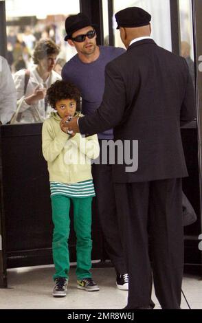 Hugh Jackman et son fils Oscar Maximillian arrivent à l'aéroport international de Los Angeles après un vol de New York. Les deux sont accueillis par leur chauffeur qui salue chacun chaleureusement avec un câlin. Los Angeles, CA, 6/5/09. . Banque D'Images