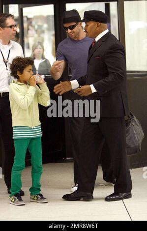 Hugh Jackman et son fils Oscar Maximillian arrivent à l'aéroport international de Los Angeles après un vol de New York. Les deux sont accueillis par leur chauffeur qui salue chacun chaleureusement avec un câlin. Los Angeles, CA, 6/5/09. . Banque D'Images