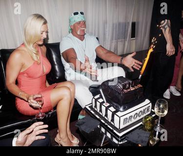 Hulk Hogan célèbre son anniversaire avec sa femme Jennifer McDaniel et sa fille Brooke Hogan à l'exposition de photos des femmes en cage par le photographe Jordan Michael Zuniga soutenant les gens pour le traitement éthique des animaux (PETA) à Miami, FL. 11th août 2011. Banque D'Images