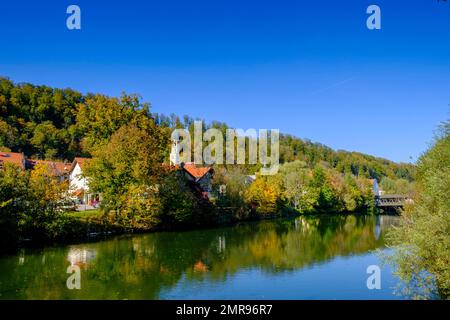 Wolfratshausen avec St. Eglise paroissiale d'Andrew, rivière Loisach et passerelle de Sebastiani, Wolfratshausen, haute-Bavière, Bavière, Allemagne, Europe Banque D'Images