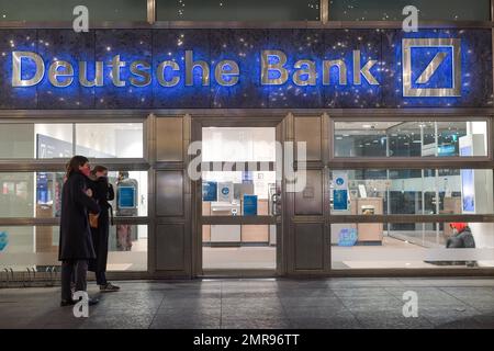 Deutsche Bank Branch, Kurfürstendamm, Charlottenburg, Berlin, Allemagne, Europe Banque D'Images