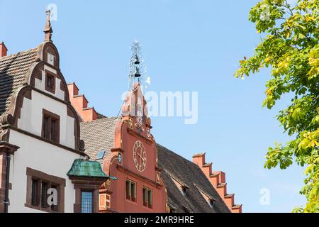 Gables de la nouvelle mairie et de la vieille mairie avec armoiries, horloge et clocher, Rathausplatz à Freiburg im Breisgau, Bade-Wurtemberg, GE Banque D'Images