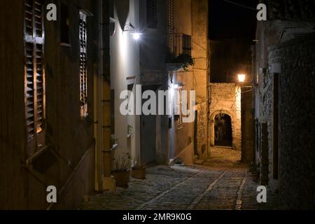 Allée de la vieille ville solitaire, Erice, Sicile, Italie, Europe Banque D'Images