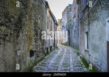 Allée de la vieille ville solitaire, Erice, Sicile, Italie, Europe Banque D'Images