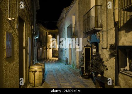 Allée de la vieille ville solitaire, Erice, Sicile, Italie, Europe Banque D'Images