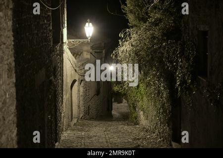 Allée de la vieille ville solitaire, Erice, Sicile, Italie, Europe Banque D'Images