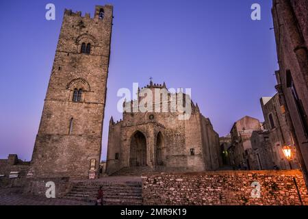 Cathédrale de Chiesa Madre avec clocher, Erice, Sicile, Italie, Europe Banque D'Images