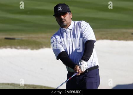 Pebble Beach, Californie, États-Unis. 31st janvier 2023. Michael Pena, acteur d'Hollywood, pratique avant l'ÉVÉNEMENT de golf AT&T Pro-Am 2023 du PGA Tour. Ici, dans le célèbre bunker de 18th à Pebble Beach Links Credit: Motofoto/Alay Live News Banque D'Images