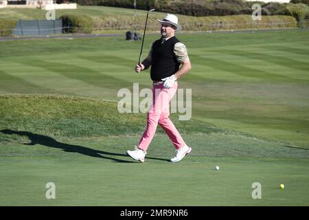 Pebble Beach, Californie, États-Unis. 31st janvier 2023. Rory Sabbatini manque une puce en pratique avant l'événement de golf AT&T Pro-Am 2023, PGA Tour. Ici sur le célèbre vert 18th à Pebble Beach Links crédit: Motofoto/Alay Live News Banque D'Images