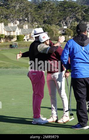 Pebble Beach, Californie, États-Unis. 31st janvier 2023. Rory Sabbatini (pantalon rose) et Manolo Vega hug après l'entraînement avant l'événement de golf AT&T Pro-Am 2023, PGA Tour. Ici sur le célèbre vert 18th à Pebble Beach Links crédit: Motofoto/Alay Live News Banque D'Images