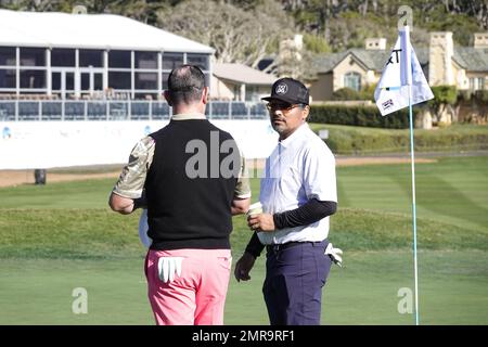 Pebble Beach, Californie, États-Unis. 31st janvier 2023. Michael Pena, acteur d'Hollywood, pratique avec Rory Sabbatini avant l'événement de golf AT&T Pro-Am 2023 du PGA Tour. Ici, dans le célèbre bunker de 18th à Pebble Beach Links Credit: Motofoto/Alay Live News Banque D'Images