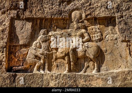 Soulagement du Grand Roi Shapur I avec les Empereurs romains Valerian et Philip Arabs, Naqsh-e Rostam, Tombeaux de rochers des grands Rois, Naqsh-e Rostam, Iran, Asie Banque D'Images