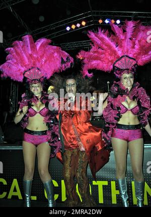 Les Glam City Rockers ont été les grands titres du concert de l'île de Wright et, même s'il pleuvait, le groupe, qui a joué pour la première fois sur scène ensemble, a été un énorme succès avec les fans. Londres, Royaume-Uni. 8/6/10. . Banque D'Images