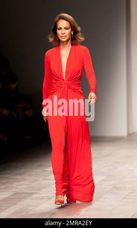 Andrea Dellal, ancien modèle, marche sur la piste au salon Issa London pendant la London Fashion week. Récemment, les ventes de robes Issa London ont grimpé en flèche après que la fiancée du prince William Kate Middleton ait porté une robe Issa le jour où le couple a annoncé leur engagement. Londres, Royaume-Uni. 02/19/11. Banque D'Images