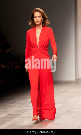 Andrea Dellal, ancien modèle, marche sur la piste au salon Issa London pendant la London Fashion week. Récemment, les ventes de robes Issa London ont grimpé en flèche après que la fiancée du prince William Kate Middleton ait porté une robe Issa le jour où le couple a annoncé leur engagement. Londres, Royaume-Uni. 02/19/11. Banque D'Images