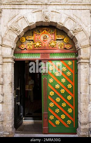 Porte de la Maison de Blackhead, Centre des marchands célibataires, Tallinn, Estonie, Tallinn, Estonie, Europe Banque D'Images