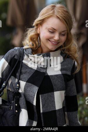 EXCLUSIF !! L'actrice polonaise Izabella Miko sourit tout en faisant du shopping sur Robertson Blvd. Mieux connu pour ses apparitions dans 'Coyote Ugly' et son récent remake de 'Clash of the Titans', Miko est sur le point d'apparaître dans la série télévisée, 'The Cape', qui doit être diffusée en première sur NBC 9 janvier 2011. Los Angeles, Californie. 1/6/11. Banque D'Images