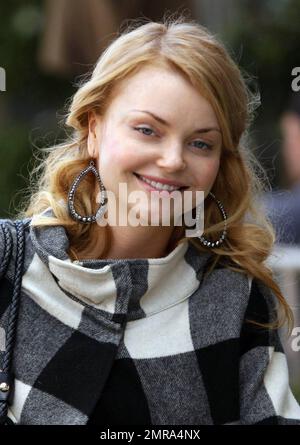 EXCLUSIF !! L'actrice polonaise Izabella Miko sourit tout en faisant du shopping sur Robertson Blvd. Mieux connu pour ses apparitions dans 'Coyote Ugly' et son récent remake de 'Clash of the Titans', Miko est sur le point d'apparaître dans la série télévisée, 'The Cape', qui doit être diffusée en première sur NBC 9 janvier 2011. Los Angeles, Californie. 1/6/11. Banque D'Images