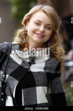 EXCLUSIF !! L'actrice polonaise Izabella Miko sourit tout en faisant du shopping sur Robertson Blvd. Mieux connu pour ses apparitions dans 'Coyote Ugly' et son récent remake de 'Clash of the Titans', Miko est sur le point d'apparaître dans la série télévisée, 'The Cape', qui doit être diffusée en première sur NBC 9 janvier 2011. Los Angeles, Californie. 1/6/11. Banque D'Images