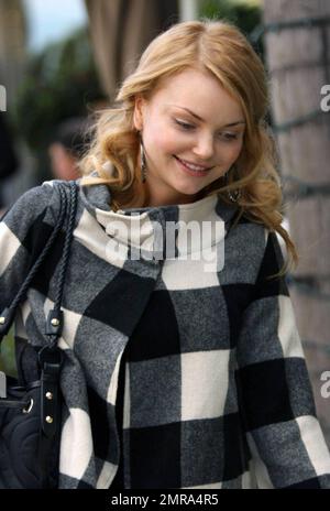 EXCLUSIF !! L'actrice polonaise Izabella Miko sourit tout en faisant du shopping sur Robertson Blvd. Mieux connu pour ses apparitions dans 'Coyote Ugly' et son récent remake de 'Clash of the Titans', Miko est sur le point d'apparaître dans la série télévisée, 'The Cape', qui doit être diffusée en première sur NBC 9 janvier 2011. Los Angeles, Californie. 1/6/11. Banque D'Images