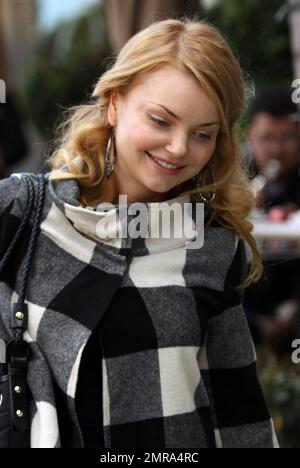 EXCLUSIF !! L'actrice polonaise Izabella Miko sourit tout en faisant du shopping sur Robertson Blvd. Mieux connu pour ses apparitions dans 'Coyote Ugly' et son récent remake de 'Clash of the Titans', Miko est sur le point d'apparaître dans la série télévisée, 'The Cape', qui doit être diffusée en première sur NBC 9 janvier 2011. Los Angeles, Californie. 1/6/11. Banque D'Images