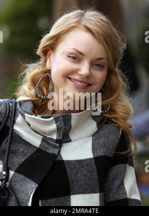 EXCLUSIF !! L'actrice polonaise Izabella Miko sourit tout en faisant du shopping sur Robertson Blvd. Mieux connu pour ses apparitions dans 'Coyote Ugly' et son récent remake de 'Clash of the Titans', Miko est sur le point d'apparaître dans la série télévisée, 'The Cape', qui doit être diffusée en première sur NBC 9 janvier 2011. Los Angeles, Californie. 1/6/11. Banque D'Images