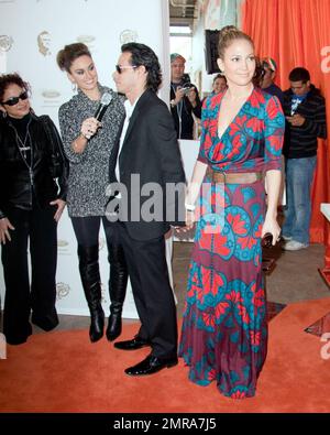 Jennifer Lopez et son mari Marc Anthony marchent le tapis orange avec leurs amis Gloria et Emilio Estefan lorsqu'ils arrivent pour le match des Dolphins de Miami au stade Land Shark à Miami, en Floride. 1/3/10. . Banque D'Images