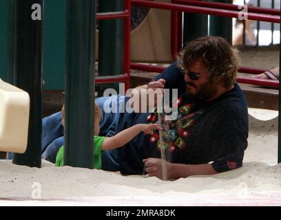 Jack Black, la star du « kung Fu Panda », passe un certain temps dans un parc avec le fils de deux ans Samuel Jason Black. Les deux jeux dans le sable et le petit Samuel ont aimé courir autour du parc avec Jack suivre de près derrière. Los Angeles, Californie. 9/1/08. Banque D'Images