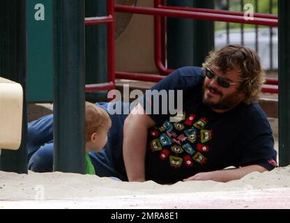 Jack Black, la star du « kung Fu Panda », passe un certain temps dans un parc avec le fils de deux ans Samuel Jason Black. Les deux jeux dans le sable et le petit Samuel ont aimé courir autour du parc avec Jack suivre de près derrière. Los Angeles, Californie. 9/1/08. Banque D'Images