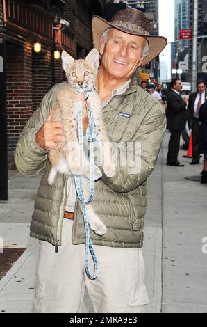 Jack Hanna s'arrête au Ed Sullivan Theatre pour une bande de 'The late Show with David Letterman' où il montre certains de ses amis animaux. New York, New York 27th septembre 2011. Banque D'Images