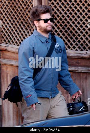 EXCLUSIF !! Jack Osbourne se prépare à partir à bord de sa moto Triumph pendant ses sorties à Los Angeles. Jack permet également à un ami d'essayer le vélo. Los Angeles, Californie. 03/11/10. . Banque D'Images