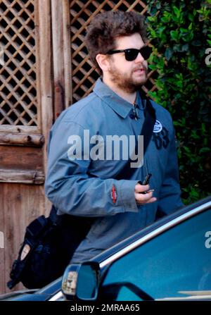 EXCLUSIF !! Jack Osbourne se prépare à partir à bord de sa moto Triumph pendant ses sorties à Los Angeles. Jack permet également à un ami d'essayer le vélo. Los Angeles, Californie. 03/11/10. . Banque D'Images