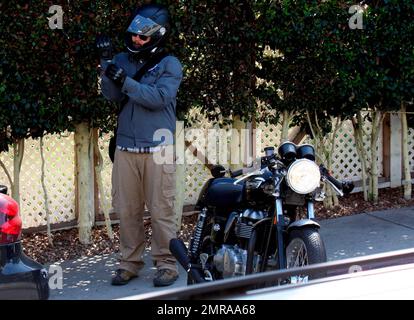 EXCLUSIF !! Jack Osbourne se prépare à partir à bord de sa moto Triumph pendant ses sorties à Los Angeles. Jack permet également à un ami d'essayer le vélo. Los Angeles, Californie. 03/11/10. . Banque D'Images