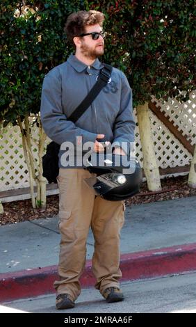 EXCLUSIF !! Jack Osbourne se prépare à partir à bord de sa moto Triumph pendant ses sorties à Los Angeles. Jack permet également à un ami d'essayer le vélo. Los Angeles, Californie. 03/11/10. . Banque D'Images