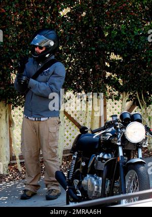 EXCLUSIF !! Jack Osbourne se prépare à partir à bord de sa moto Triumph pendant ses sorties à Los Angeles. Jack permet également à un ami d'essayer le vélo. Los Angeles, Californie. 03/11/10. . Banque D'Images